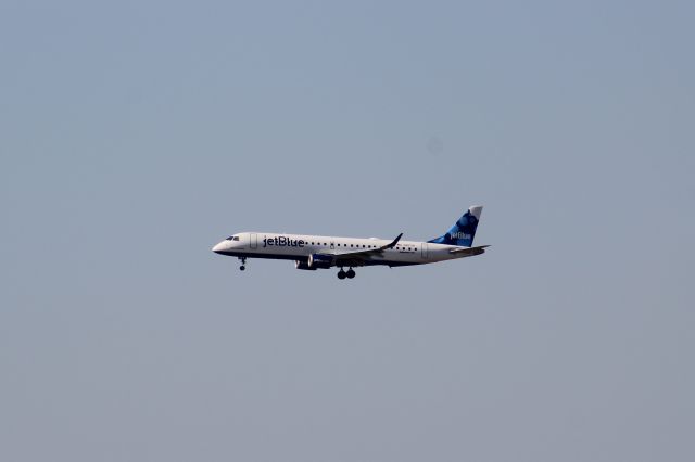 Embraer ERJ-190 (N267JB) - JETBLUE 1059 landing from Boston Mass