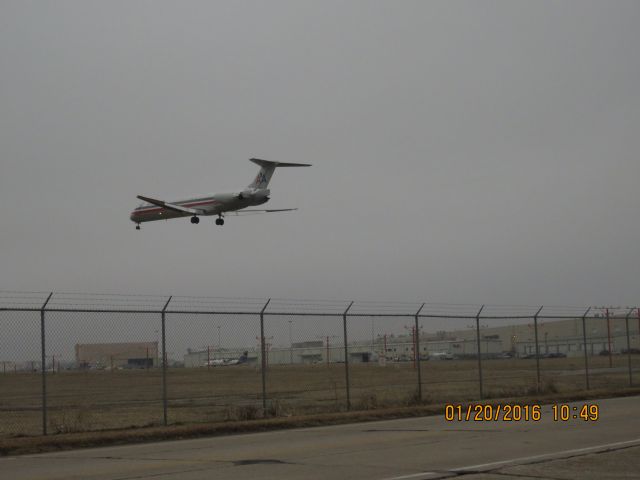 McDonnell Douglas MD-83 (N9409F)