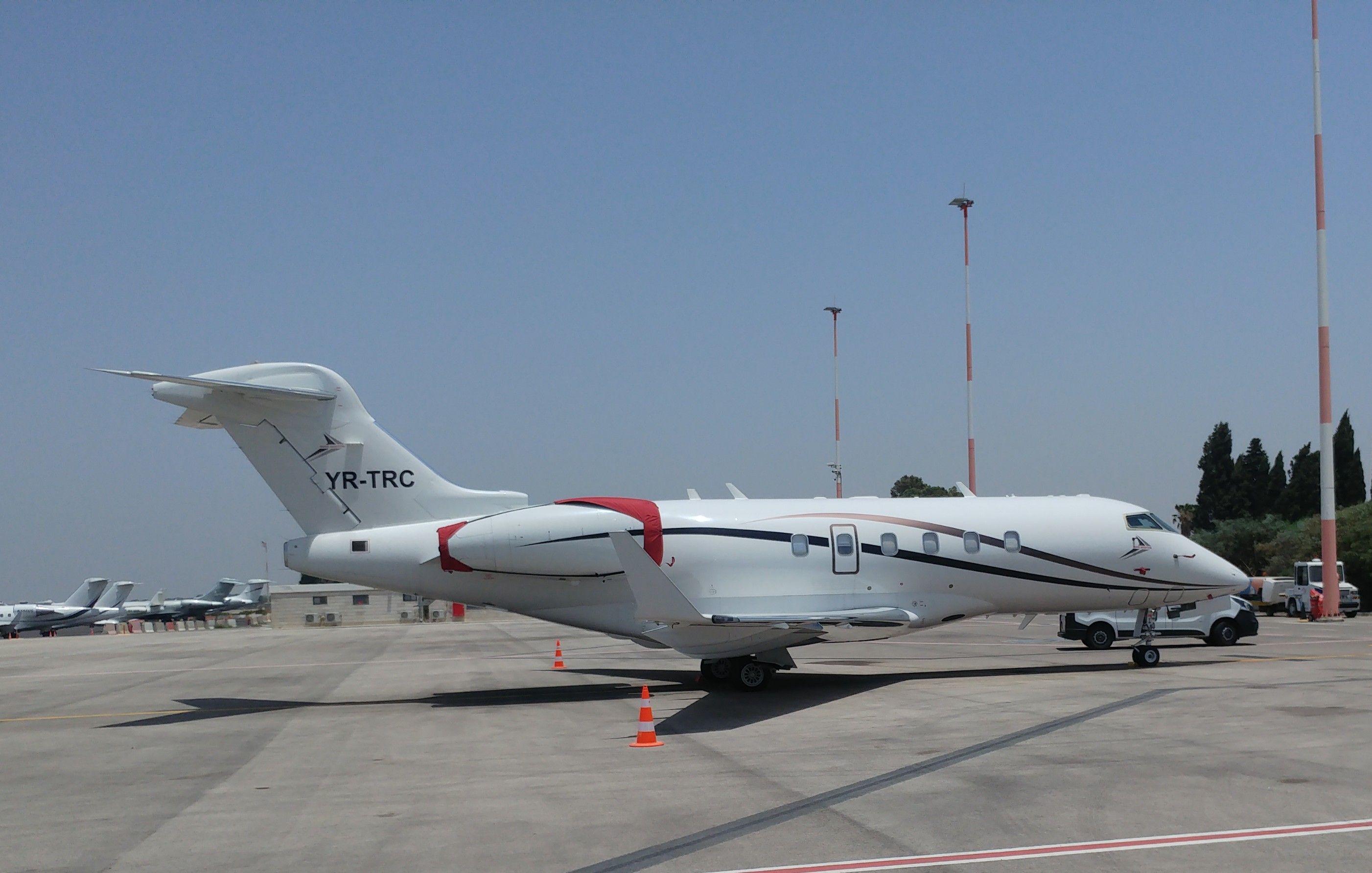 Bombardier Challenger 300 (YR-TRC)