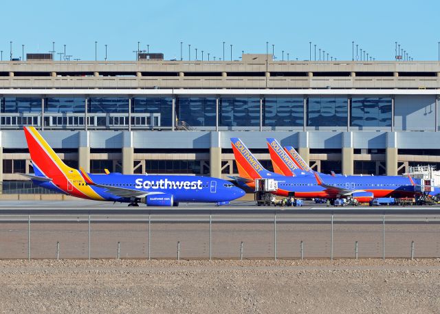 Boeing 737-700 (N7718B)