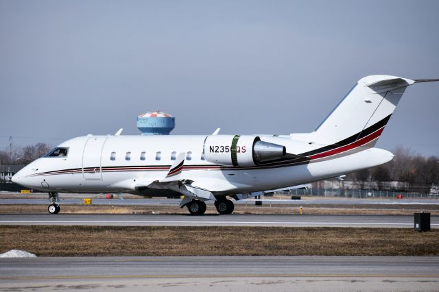 Canadair Challenger (N235QS) - NetJets Challenger 600 arriving into Buffalo 