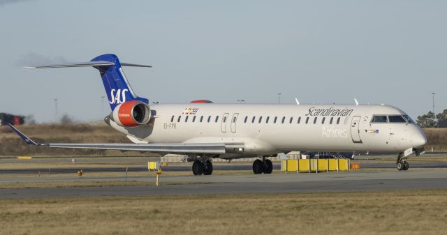 Canadair Regional Jet CRJ-900 (EI-FPR) - East of Runway R04