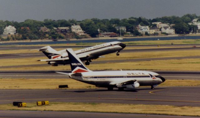 Boeing 737-200 (N326DL)