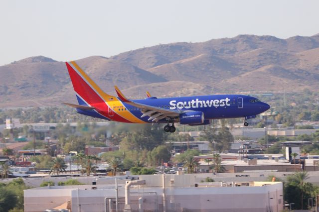 Boeing 737-700 (N764SW)