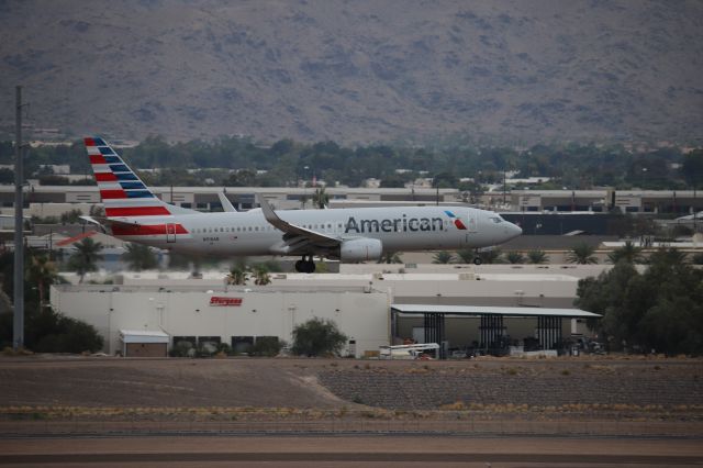 Boeing 737-800 (N916AN)