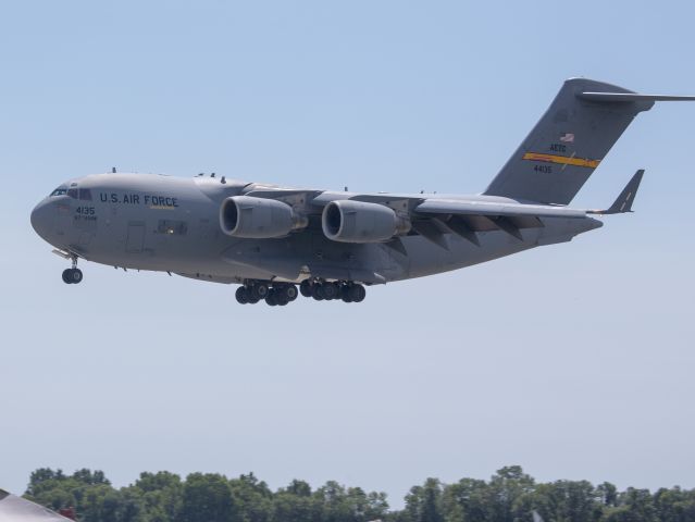 Boeing Globemaster III (N4135) - OSH18. Stunning view!