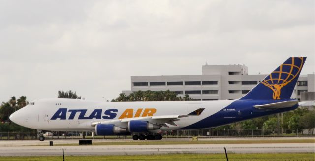 Boeing 747-400 (N496MC)