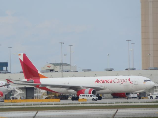 Airbus A330-200 (N334QT)