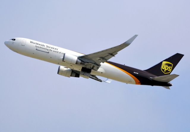 BOEING 767-300 (N327UP)