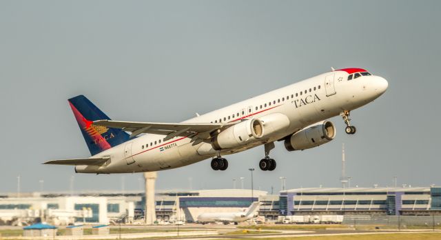 Airbus A319 (N687TA)