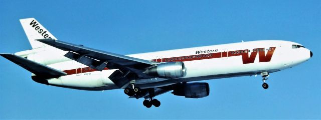 McDonnell Douglas DC-10 (N912WA) - HNL - LAX   Dec. 1983