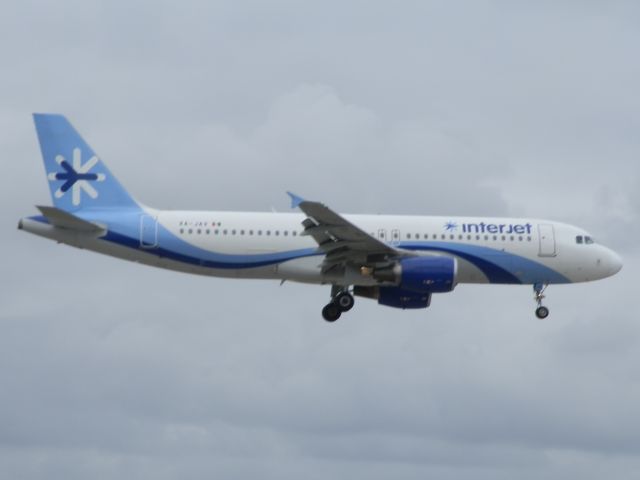 Airbus A320 (XA-JAV)