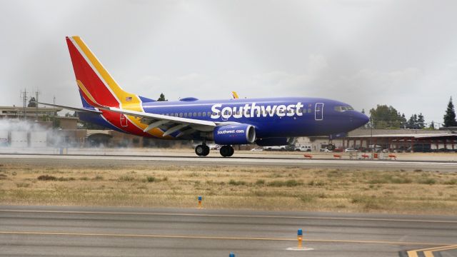 Boeing 737-700 (N487WN) - 2nd ever Southwest landing @FAT