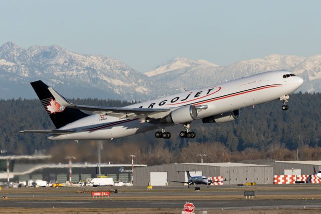 BOEING 767-300 (C-FMAJ)