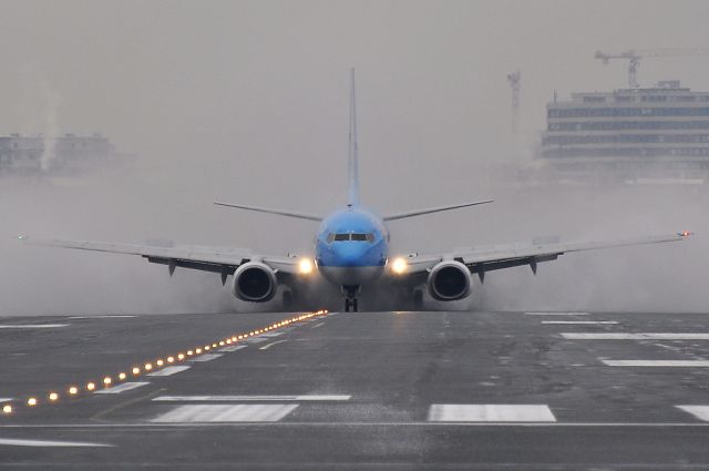 Boeing 737-800 (G-CDZM)