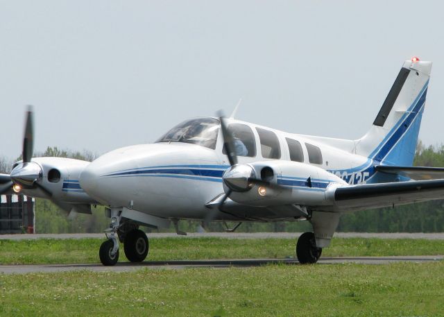 Beechcraft Baron (58) (N6643E) - Taxiing to runway 14 on taxiway Foxtrot at the Shreveport Downtown airport.