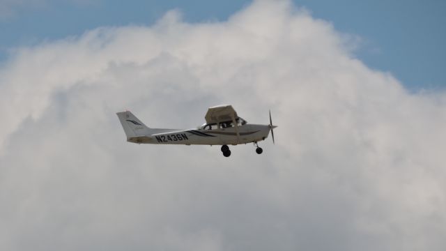 Cessna Skyhawk (N2436N) - 7/24/22 KFCM