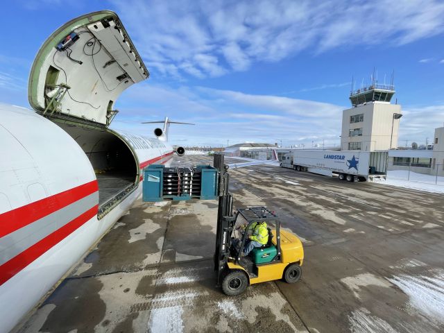 BOEING 727-200 (N729CK) - N729CK pulling off the cargo to push it into the truck