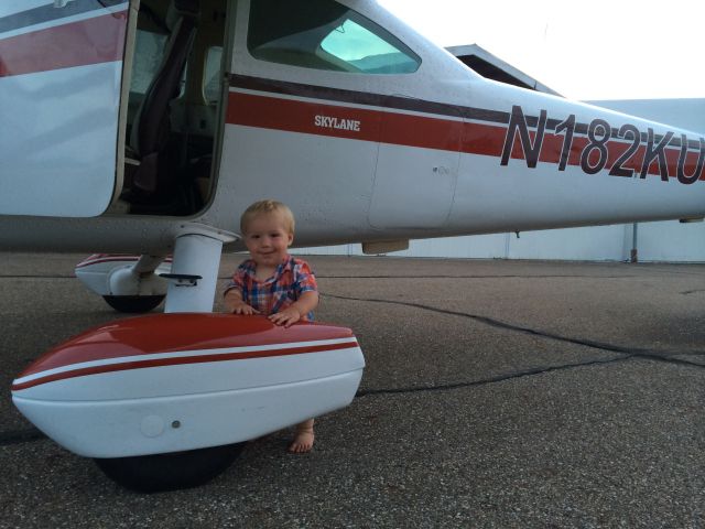 Cessna Skylane (N182KU)