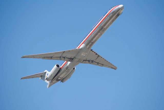 McDonnell Douglas MD-82 (N501AA) - 3/21/2016: American Airlines 1989 McDonnell Douglas MD-82 (N501AA) departing KIAH. 