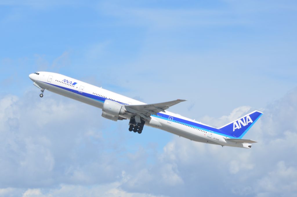 Boeing 777 (JA733A) - ANA 777 takes off at LAX