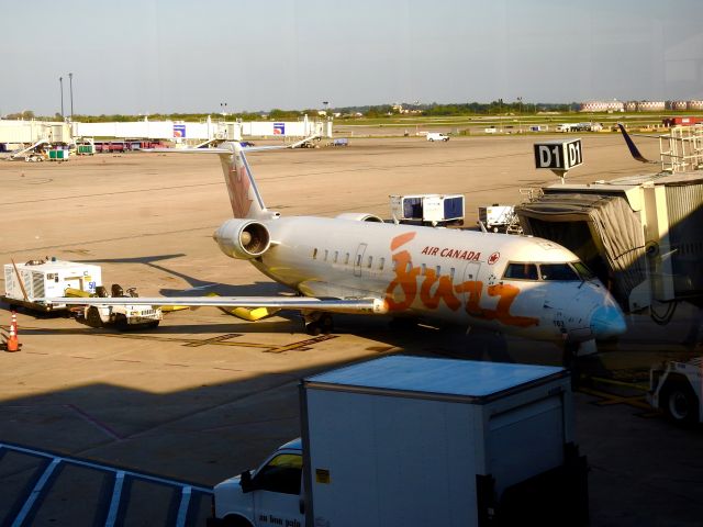 Canadair Regional Jet CRJ-200 (C-FEJA)