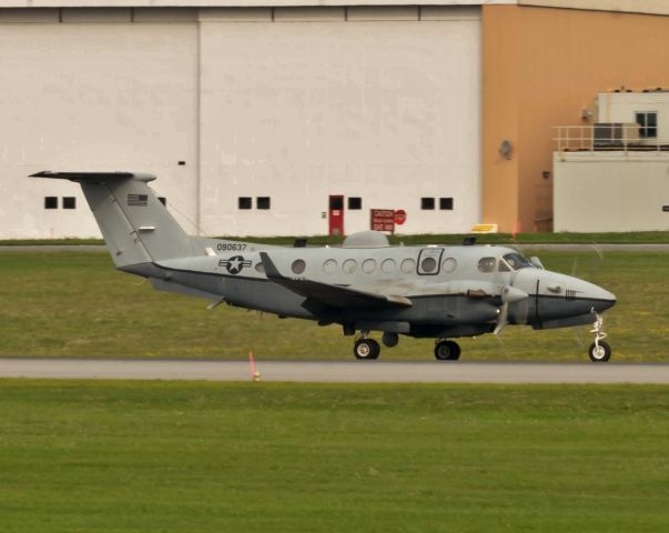 Beechcraft Super King Air 350 (09-0637) - Seen arriving at MacDonald-Cartier Airport on rwy 7.