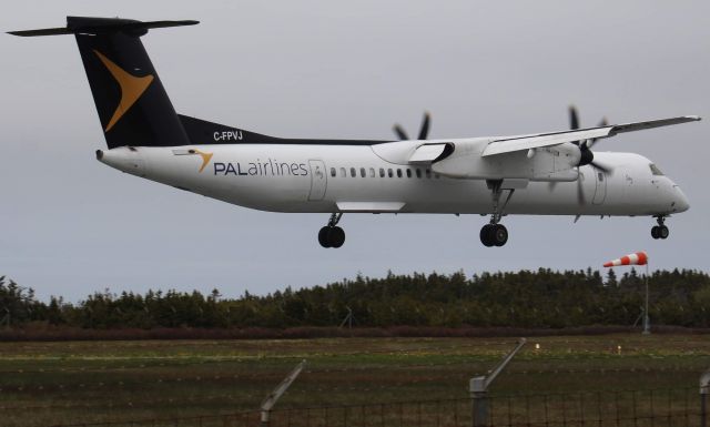 de Havilland Dash 8-400 (C-FPVJ) - DH8D C-FPVJ PAL Airlines A son approche finale à CYGR en provenance de CYGP 