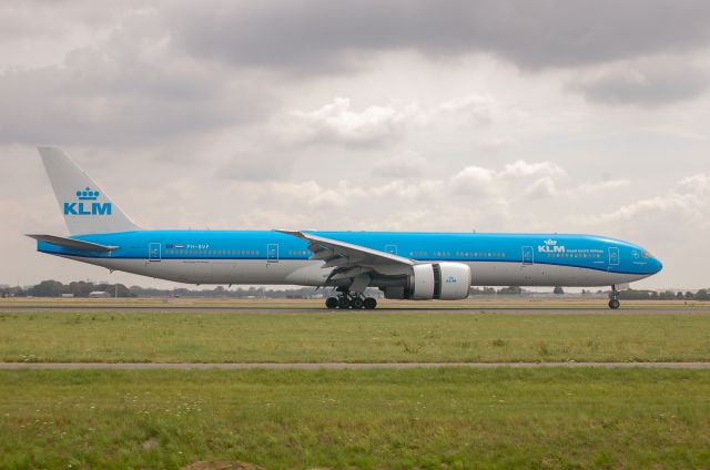 Boeing 777-200 (PH-BVF) - KLM B777-306ER cn39972 arrival rwy 18R 18-7-23