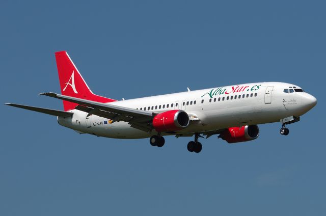 BOEING 737-400 (EC-LAV)