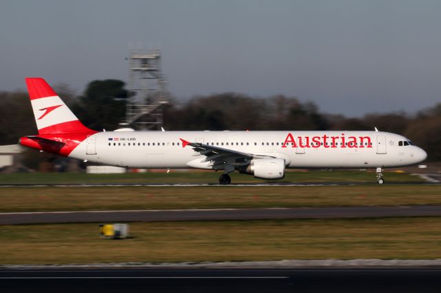 Airbus A321 (OE-LBD) - AUA2578 departing to Innsbruck