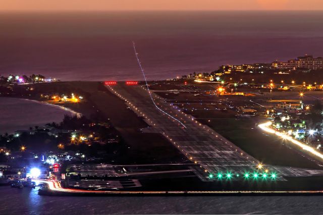 AIRPORT — - Depuis la colline de Cole Bay.