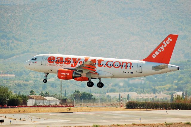 Airbus A319 (G-EZDF)