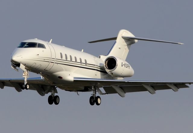 Bombardier Challenger 300 (G-KSFR)