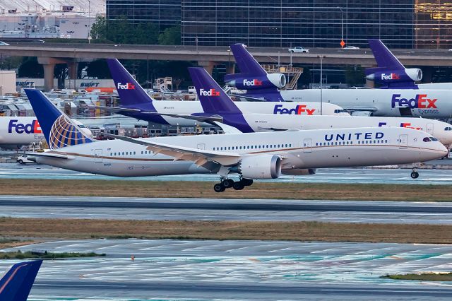 BOEING 787-10 Dreamliner (N14001)