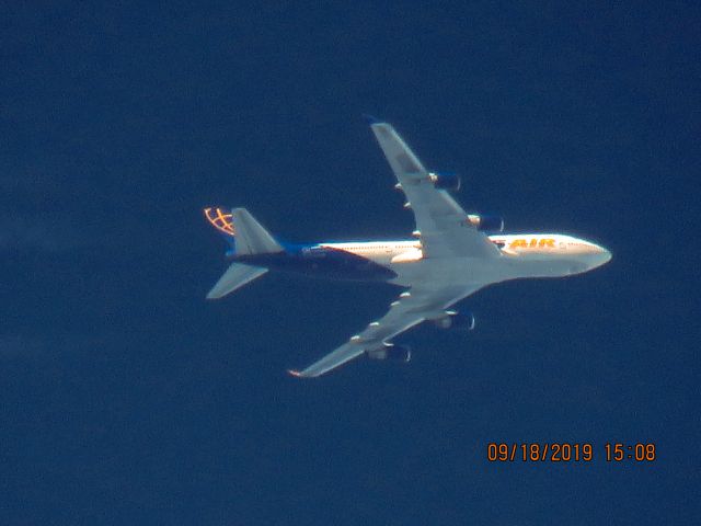 Boeing 747-400 (N465MC)