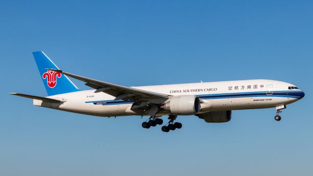 BOEING 777-200LR (B-2028)