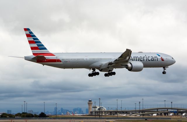 Boeing 777-200 (N719AN) - 10/23/2015 American N718AN B777 KDFW