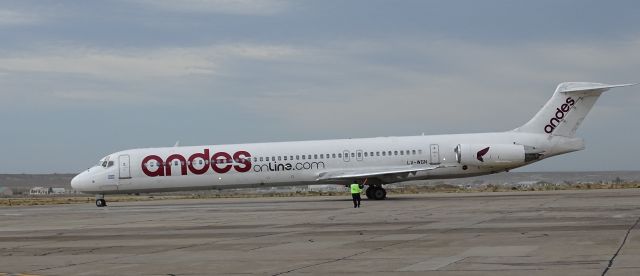 McDonnell Douglas MD-83 (LV-WGN)