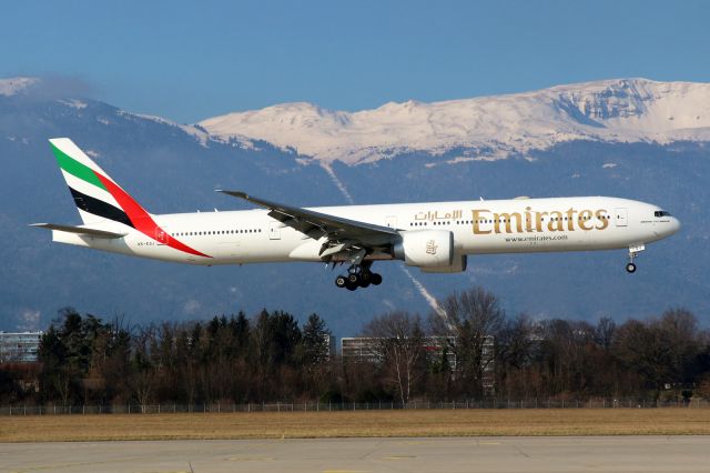 BOEING 777-300ER (A6-EQJ)