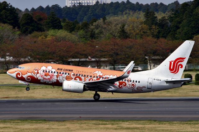 Boeing 737-700 (B-5214) - April 9, 2013