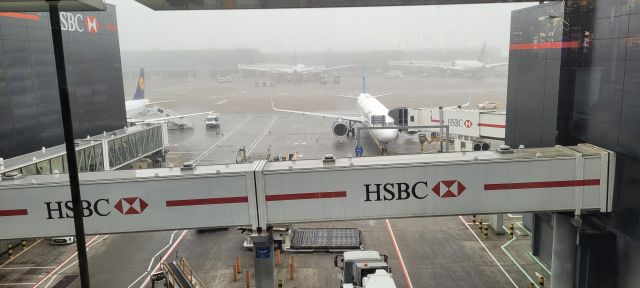 — — - Aircraft at London Heathrow Airport from Terminal 2.