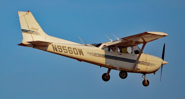 Cessna Skyhawk (N9560W) - N9560W - Cessna 172R Skyhawk s/n 17280496 - North Las Vegas Airport (IATA: VGT, ICAO: KVGT, FAA LID: VGT) November 17, 2018br /Photo: Tomás Del Coro