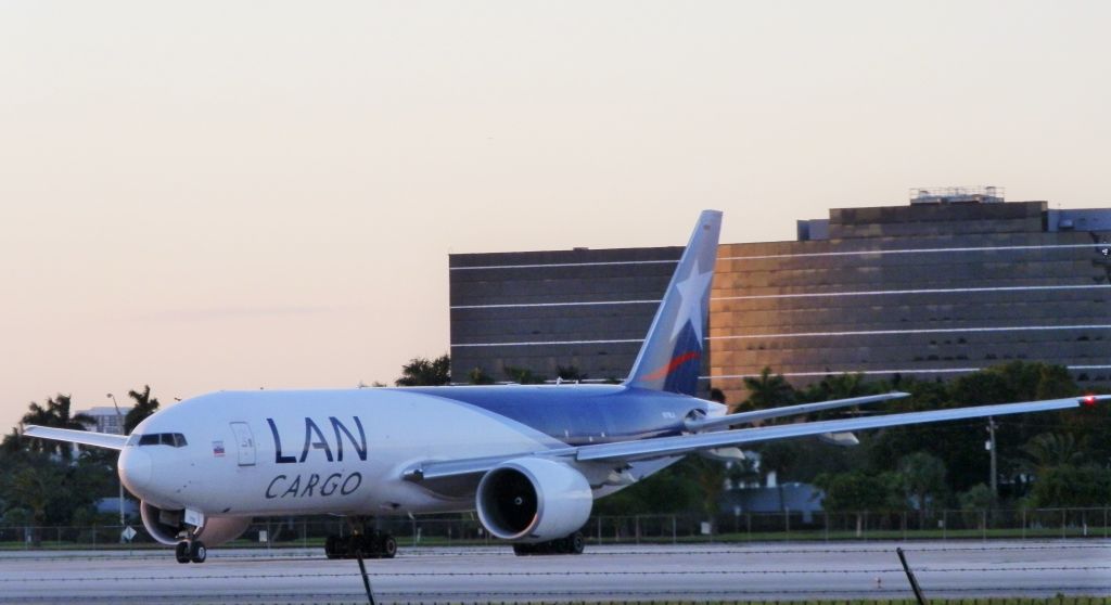 BOEING 777-200LR (N776LA)