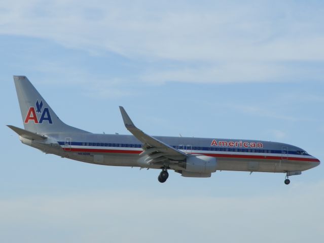 Boeing 737-800 (N836NN)