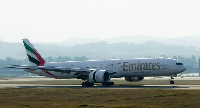 BOEING 777-300ER (A6-ECS)