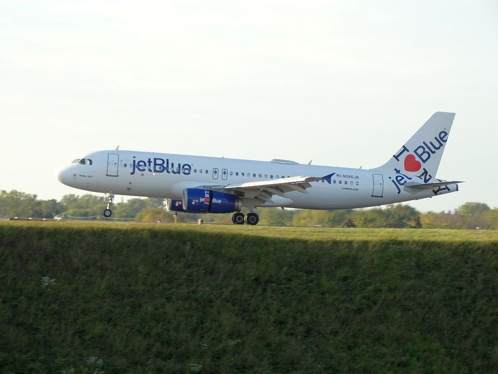 Airbus A320 (N586JB)
