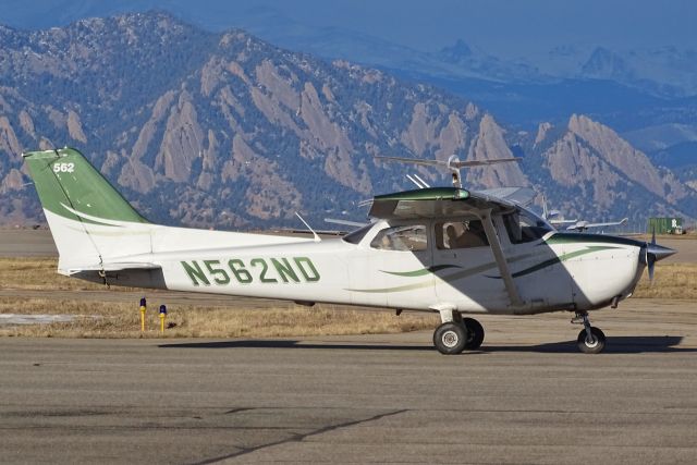 Cessna Skyhawk (N562ND)