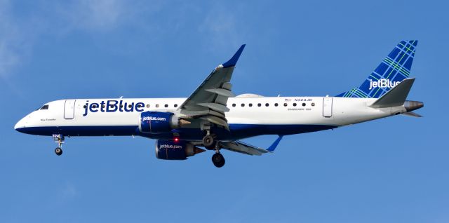 Embraer ERJ-190 (N324JB) - JetBlue E190 landing in Boston Massachusetts!