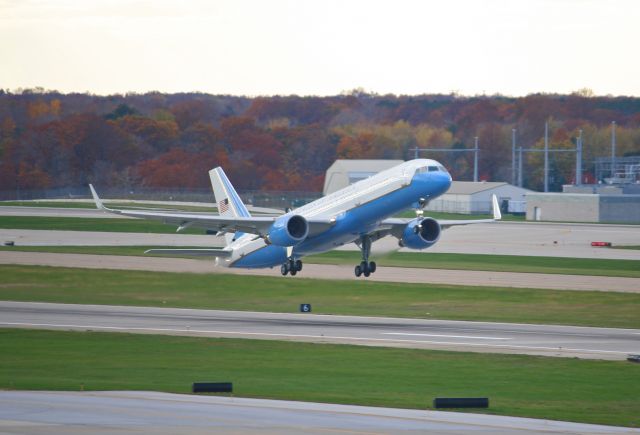 Boeing 757-200 (98-0002) - Air Force Two, USAF C-32A (B757-2G4) 98-0002, c/n 29026, departing RWY 6R on 31 Oct 2010. It was a very long but exciting day.